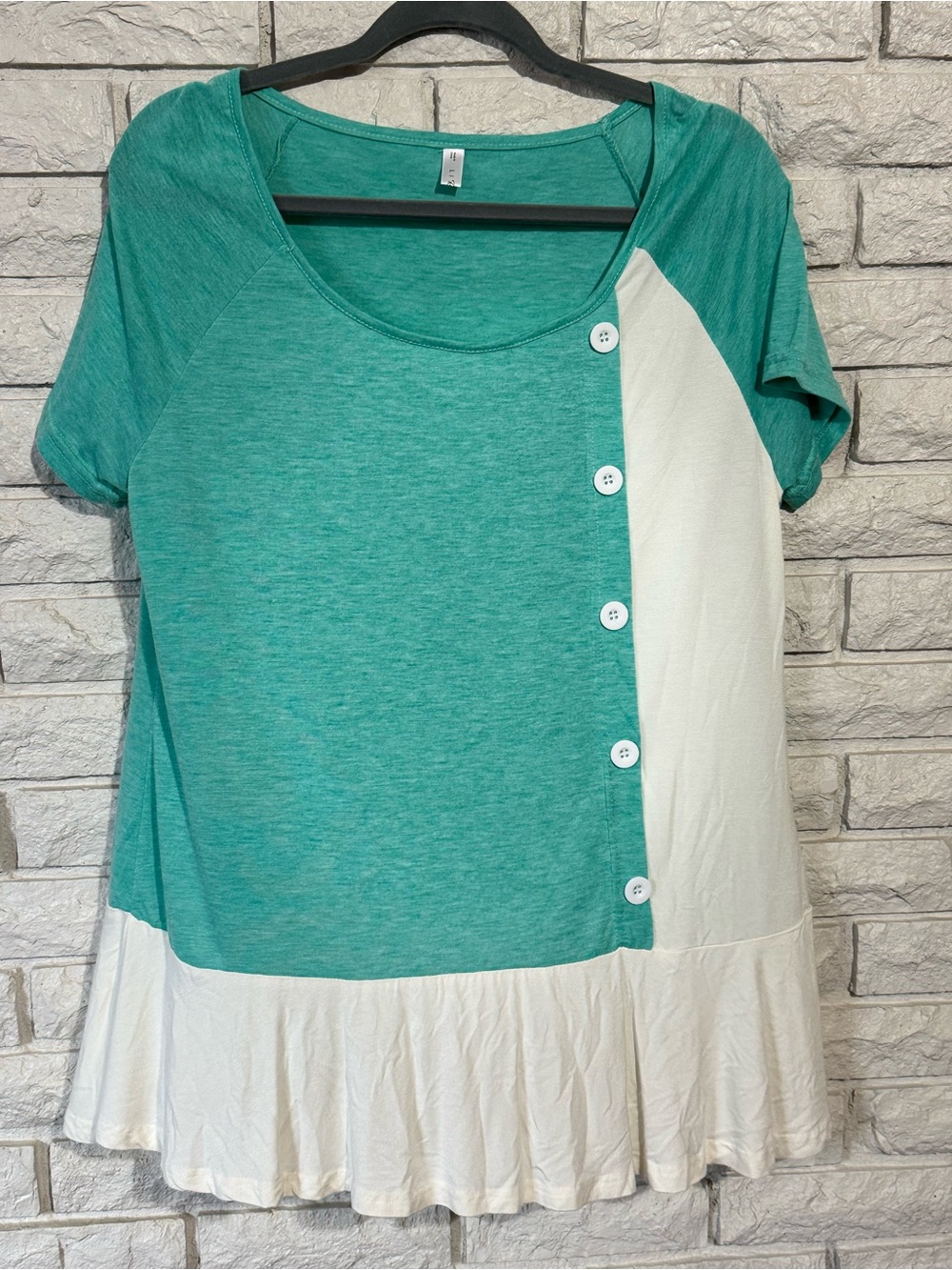 LI Rose Gal, Green and White Colorblock Ruffle Hem Button-Down Top
Size 14